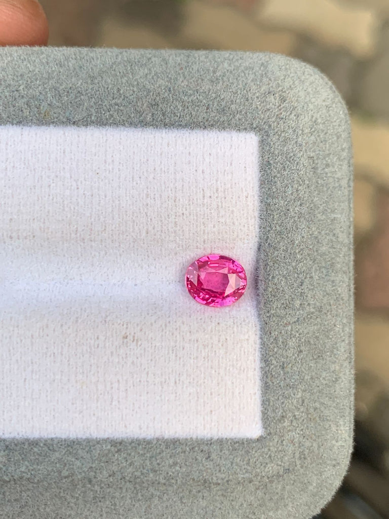 Saphir rose •1,02ct • originaire de Mozambique • taille ovale • vue principale de face • pierre précieuse naturelle | Bonnot Paris