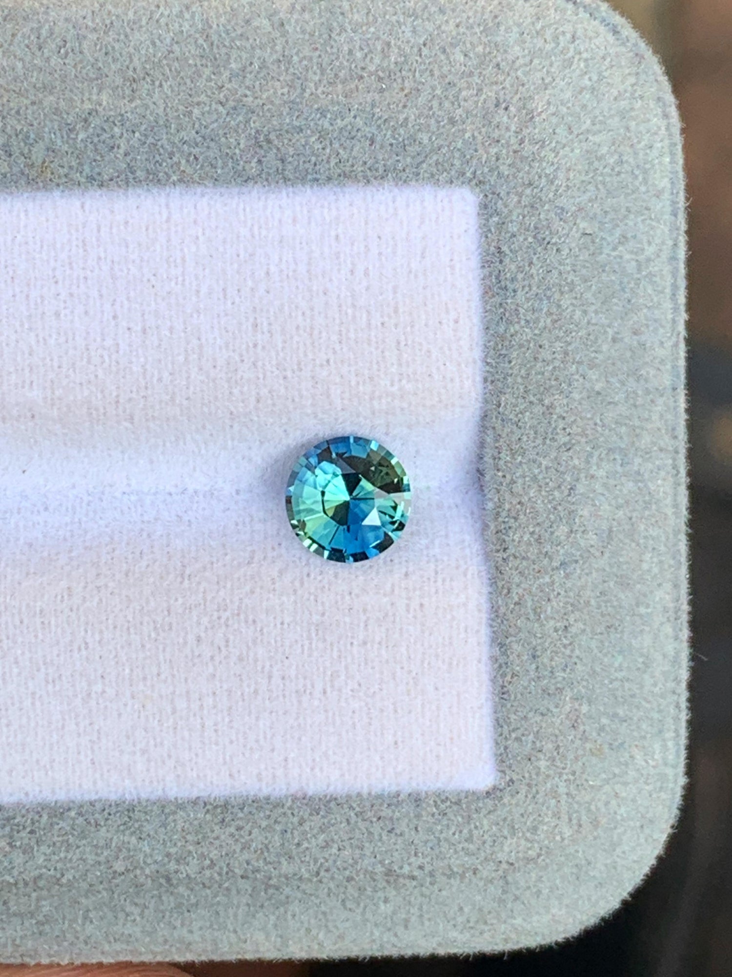 Saphir Teal • 1,25ct • originaire de Madagascar • taille rond • vue principale de face • pierre précieuse naturelle | Bonnot Paris