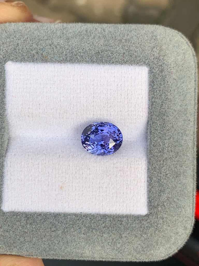 Le Saphir violet • 3,52 ct de Bonnot Paris, une pierre précieuse ronde du Sri Lanka, repose élégamment sur un support rembourré doux gris clair et blanc, mettant en valeur son allure non chauffée.