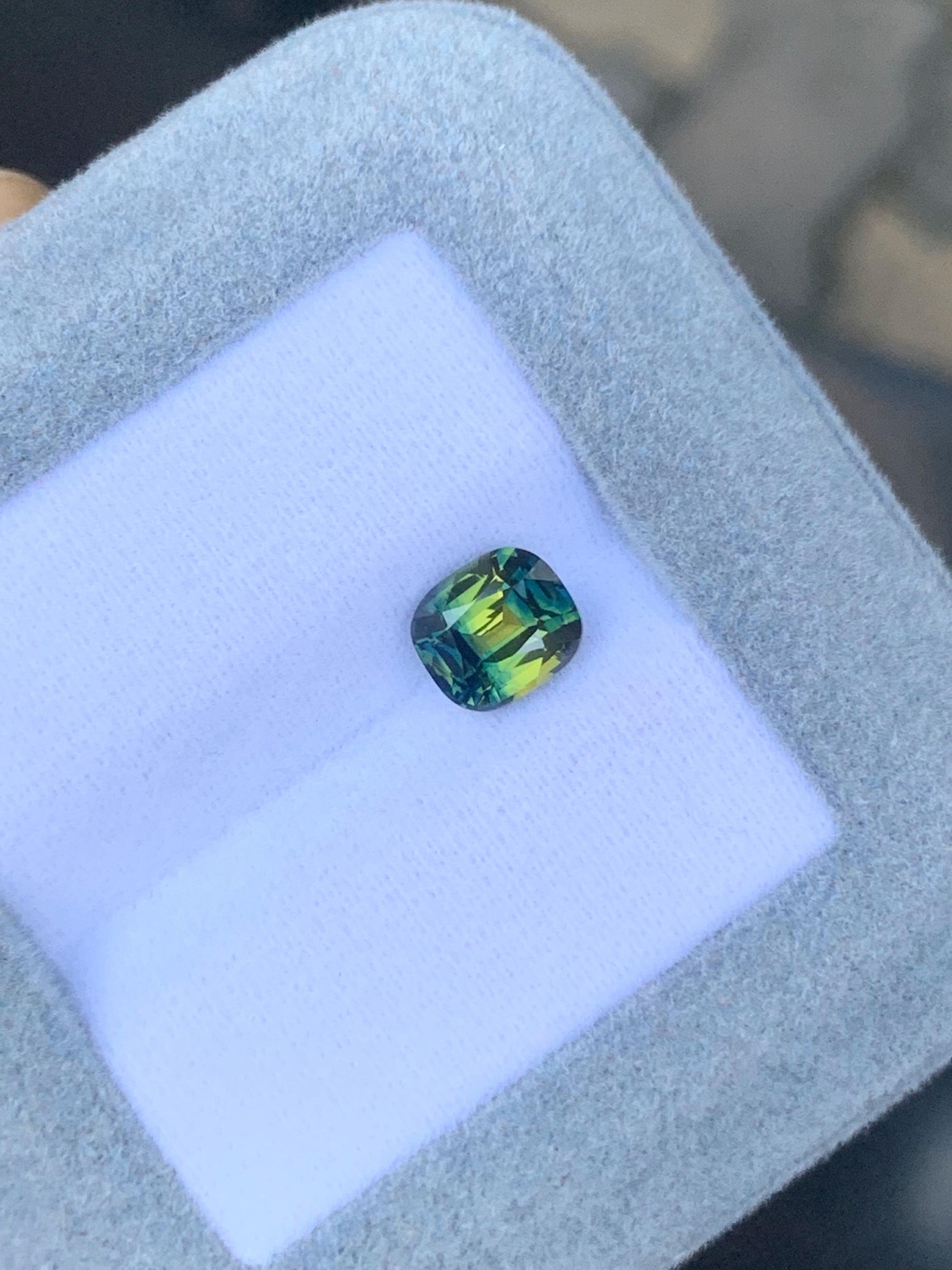 Sapphire bicolore 1,66ct, from Madagascar, non chauffé, vue principale | Bonnot Paris