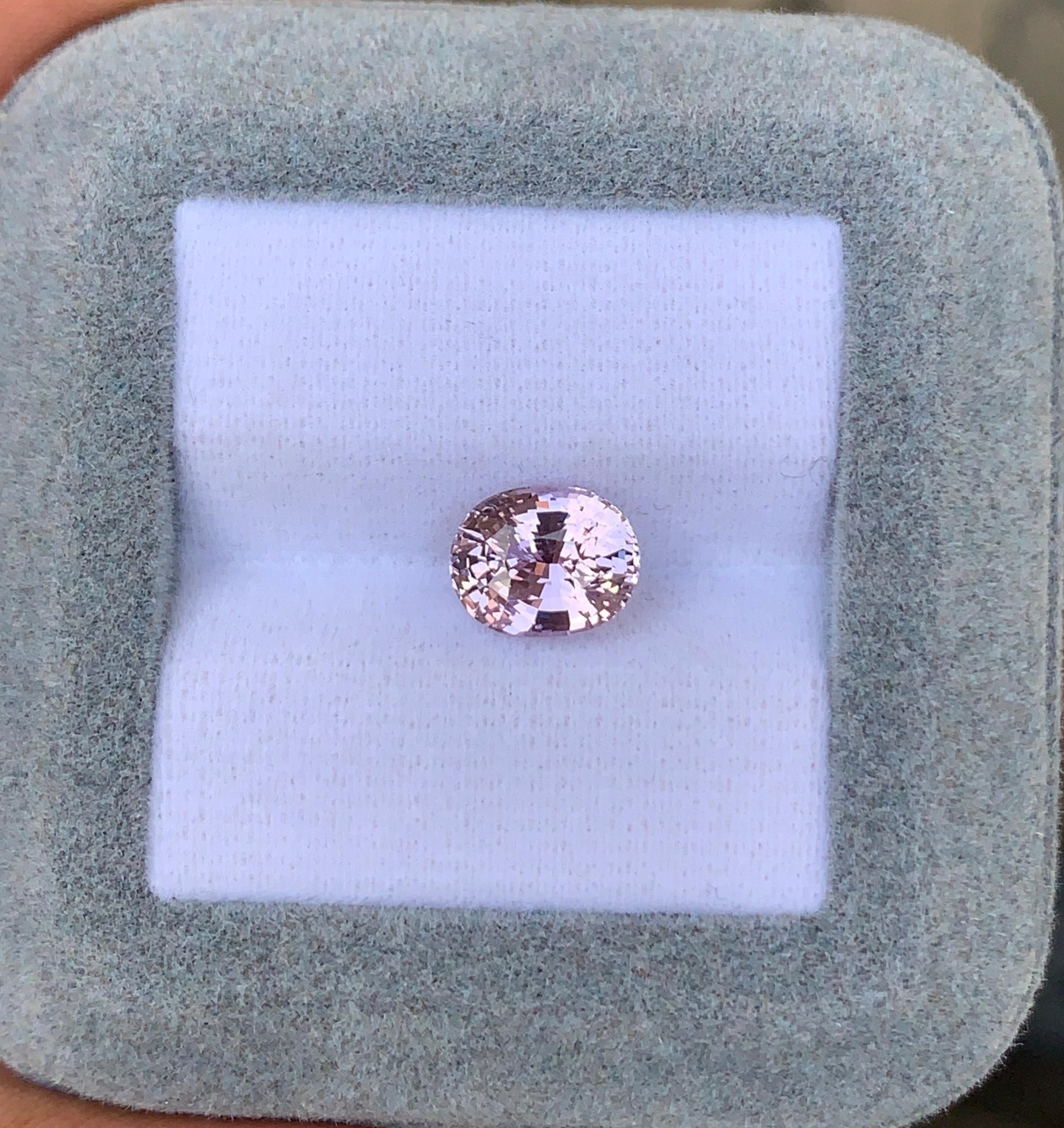 Sapphire violet 2,61ct, from Madagascar, quality Eye Clean, vue principale | Bonnot Paris