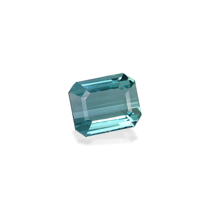 La Tourmaline Bleue de Bonnot Paris est une pierre précieuse taille émeraude rectangulaire de 1,47 ct avec une teinte bleu clair et une clarté transparente, reflétant magnifiquement la lumière sur un fond blanc.