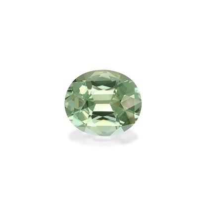 Une éblouissante tourmaline verte ovale de Bonnot Paris, pesant 7,3 carats, se détache sur un fond blanc. Cette pierre facettée présente un spectre de tons verts clairs à foncés, avec des reflets visibles.