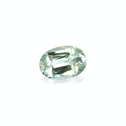 Une Tourmaline Verte taille ovale de 5,01 ct de Bonnot Paris, transparente avec des facettes claires reflétant la lumière, est présentée sur un fond blanc uni.