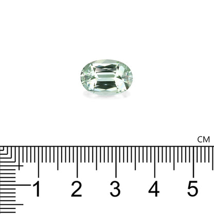 La Tourmaline Verte · 5,01ct de Bonnot Paris, une pierre précieuse vert pâle de taille ovale, repose sur une surface blanche au-dessus d'une règle centimétrique transparente, située entre les repères de 2 cm et 3 cm.