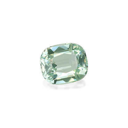 Une Tourmaline Verte taille coussin vert clair de 7,4 carats de Bonnot Paris, présentant une surface brillante et de multiples facettes qui reflètent la lumière, est posée sur un fond blanc uni.