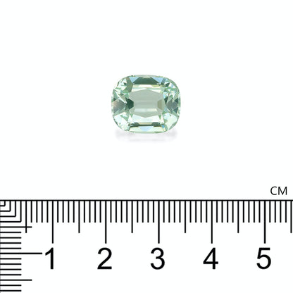 Une tourmaline verte (7,4 carats) de Bonnot Paris, de forme rectangulaire aux bords arrondis, est posée sur un fond blanc. En dessous, une règle graduée mesure la longueur de la pierre, soit environ 1,5 cm.