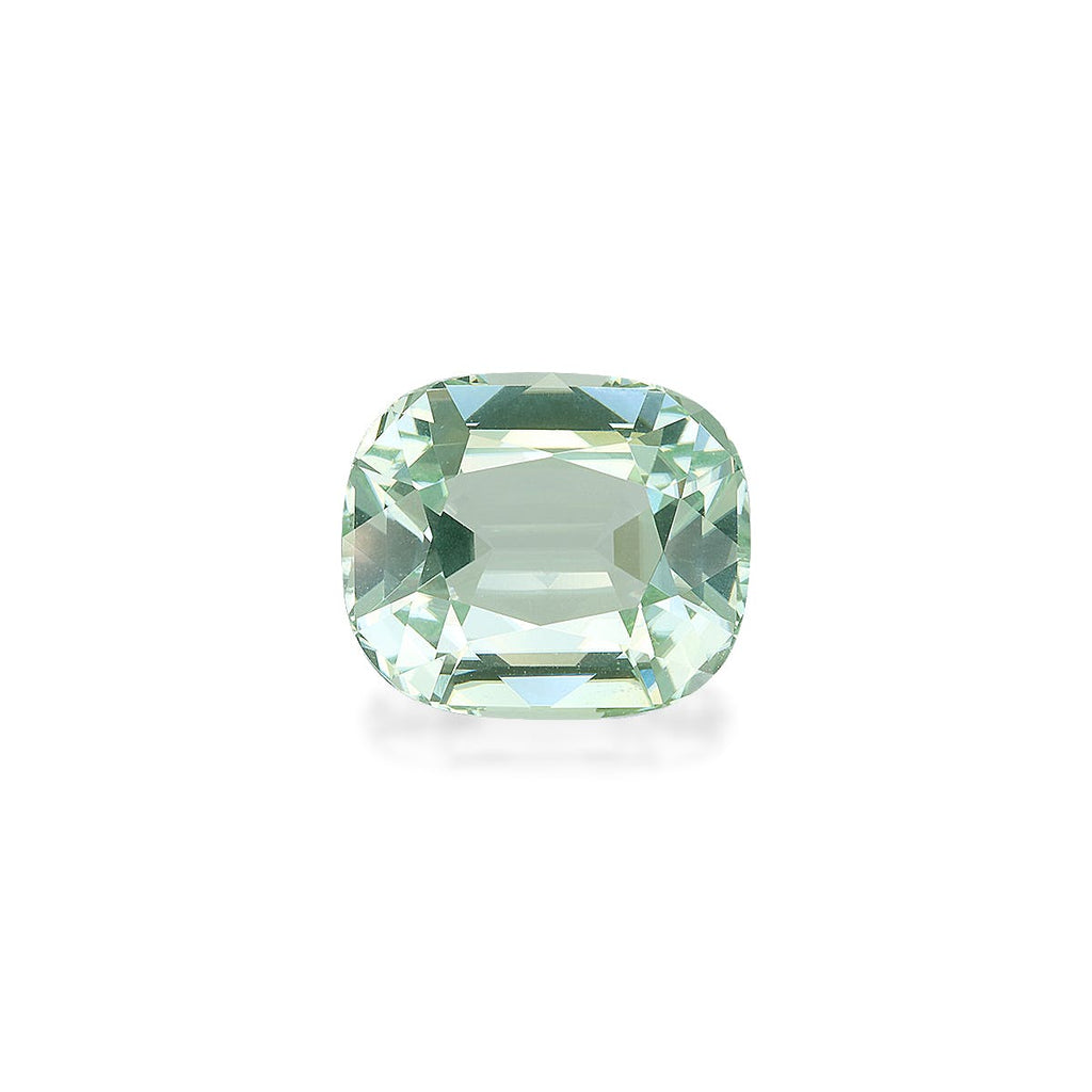 La Tourmaline Verte de Bonnot Paris, une pierre précieuse de 7,4 carats, affiche sa clarté et ses facettes complexes avec une taille coussin ovale sur un fond blanc vert pâle.