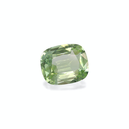 La Tourmaline Verte Bonnot Paris, une pierre précieuse taille coussin de 4,57 ct, scintille de mille feux avec sa surface facettée présentant différentes teintes vertes sur un fond blanc uni.