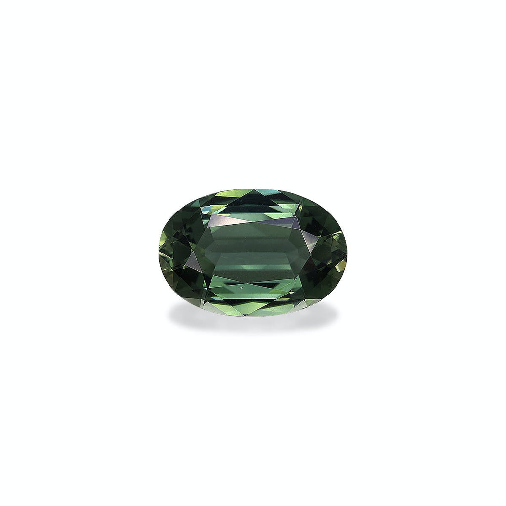 Pierre précieuse d'un vert éclatant, la Tourmaline Verte (6,94 carats) de Bonnot Paris se détache sur un fond blanc uni. Sa forme ovale facettée reflète magnifiquement la lumière, soulignant sa clarté et la précision de ses tailles.