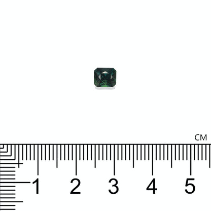 Le Bonnot Paris Saphir Teal, 1,25 ct, une pierre précieuse verte carrée taillée avec précision, repose sur un fond blanc avec une règle centimétrique à côté pour souligner sa taille.
