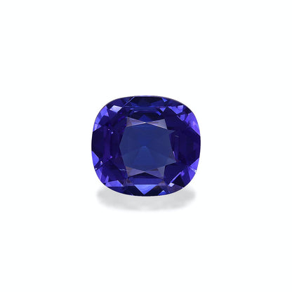 La Tanzanite Bonnot Paris, pesant 2,44 ct, présente une pierre bleu foncé taille coussin avec une subtile teinte violette et des facettes complexes qui scintillent sur un fond pâle.