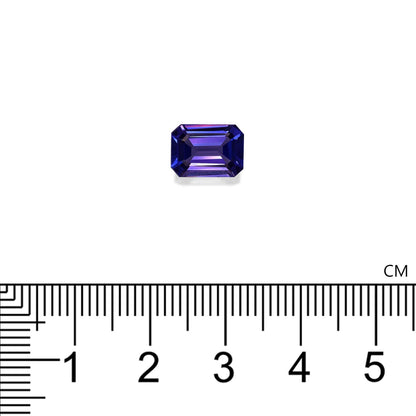Une petite pierre précieuse Tanzanite rectangulaire pesant 2,34 ct de Bonnot Paris est placée sur un fond blanc au-dessus d'une règle métrique indiquant les centimètres pour l'échelle.