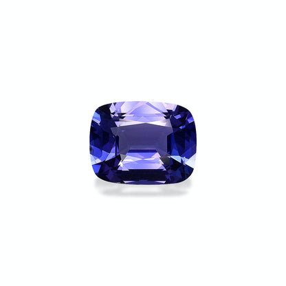 Une pierre précieuse Tanzanite taille coussin de 6,66 ct de Bonnot Paris présente une riche teinte bleu-violet, reflétant la lumière sur un fond uni.