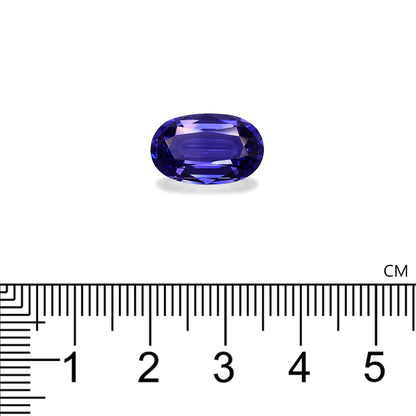 Une Tanzanite taille ovale de Bonnot Paris, pesant 6,8 ct, est sertie sur un fond blanc avec une règle en dessous indiquant sa taille approximative de 1,5 cm de long.