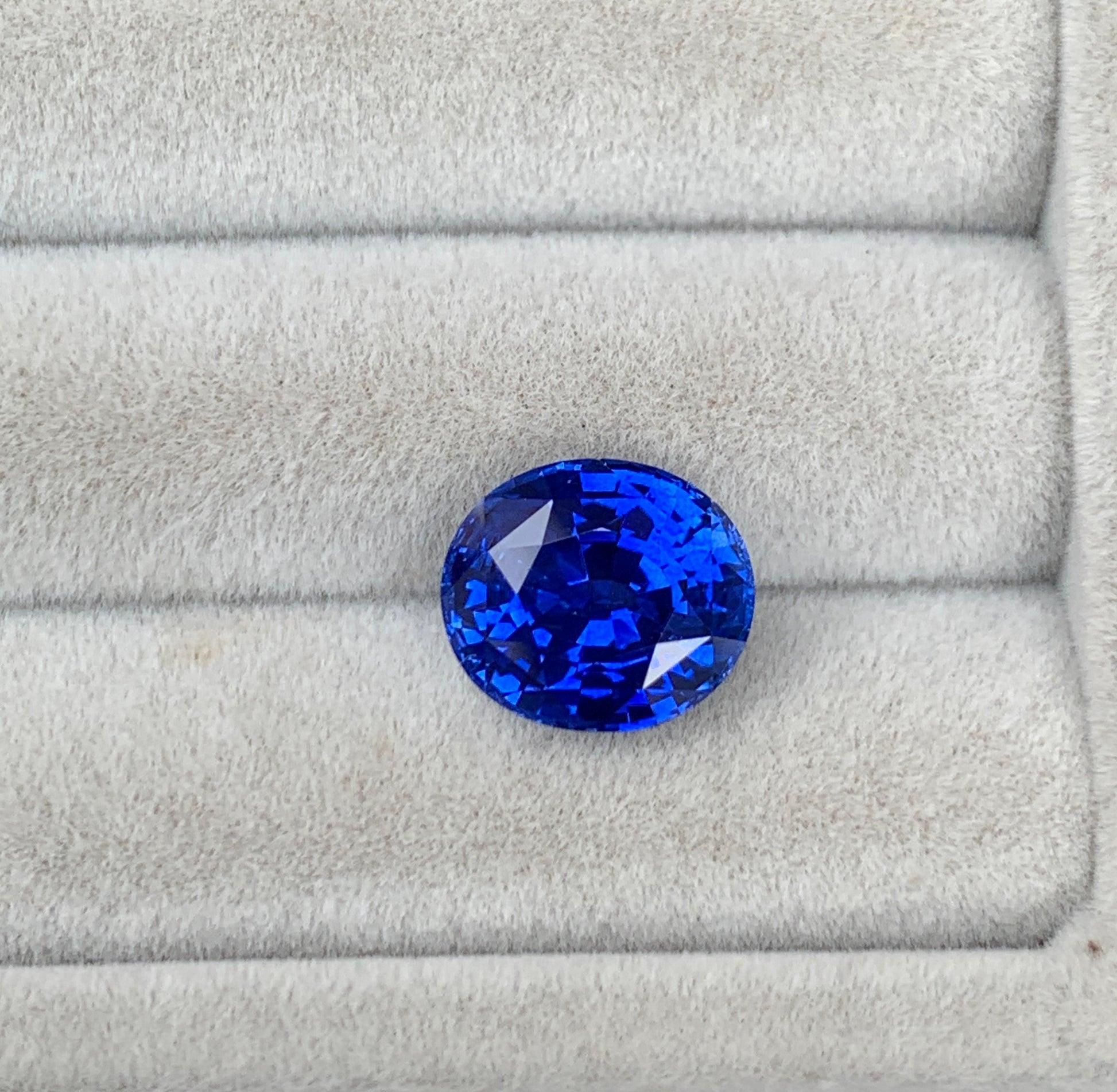 Vivid Blue Sapphire oval cut 6,03ct 