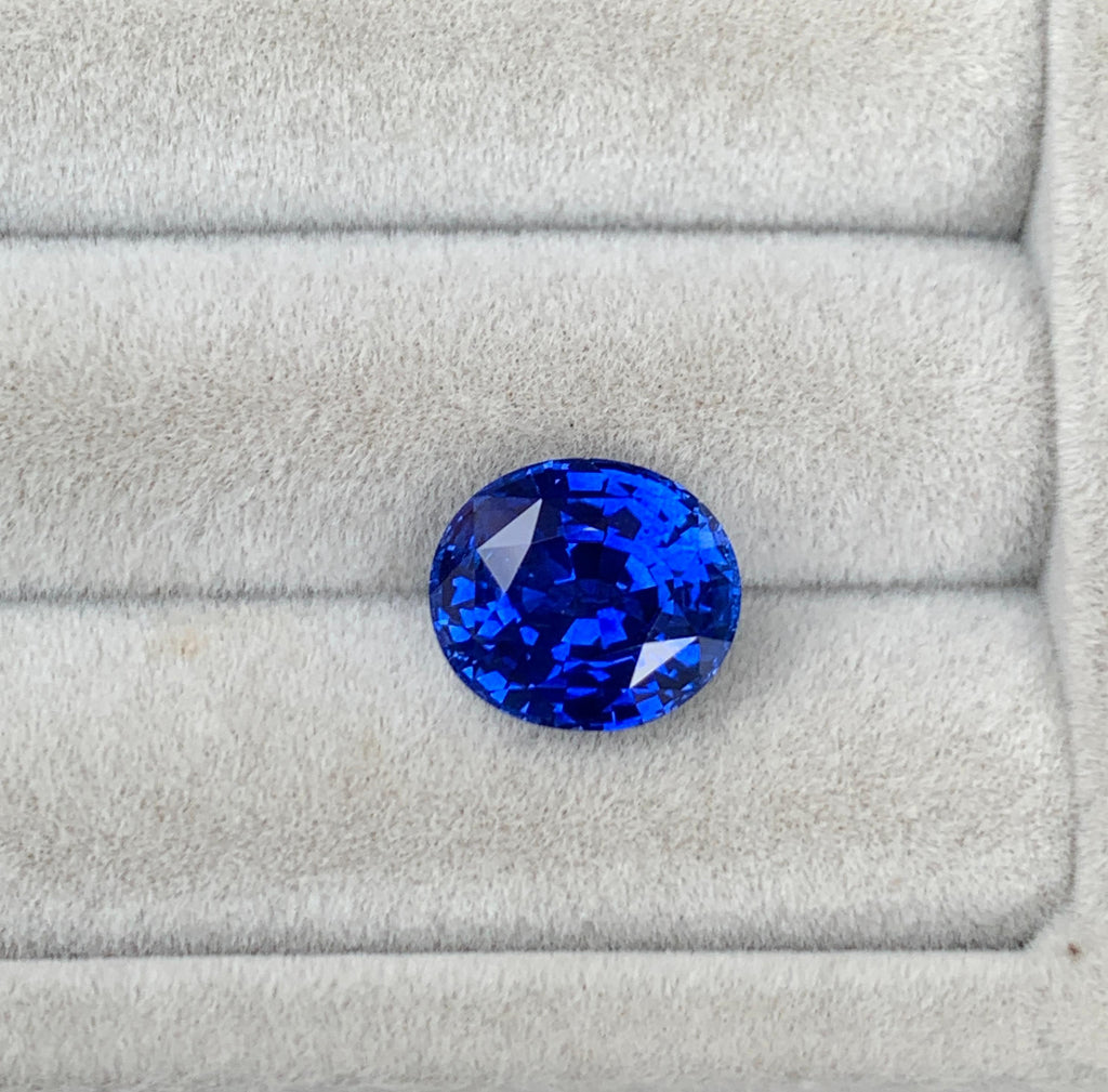 Vivid Blue Sapphire oval cut 6,03ct 