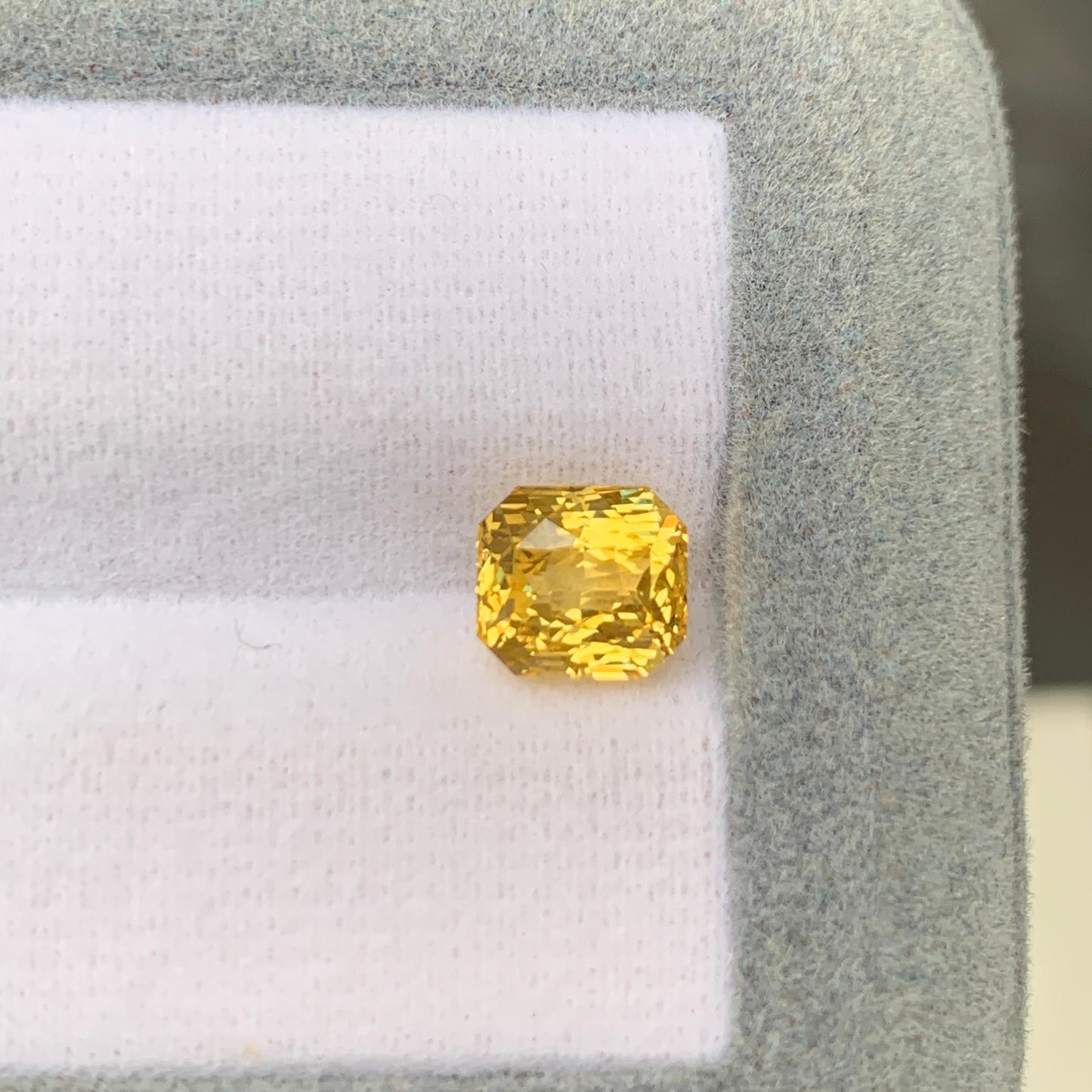 Vivid Yellow Cushion 2,55ct