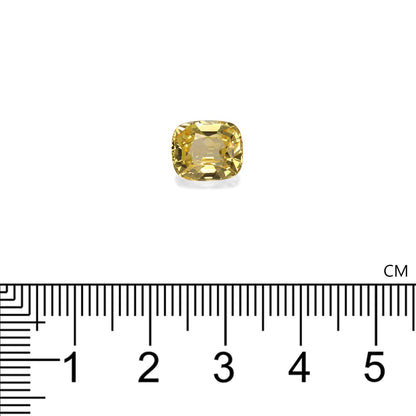 Le Saphir Jaune · 3,82 ct de Bonnot Paris est présenté en taille coussin et positionné à côté d'une règle centimétrique pour l'échelle.
