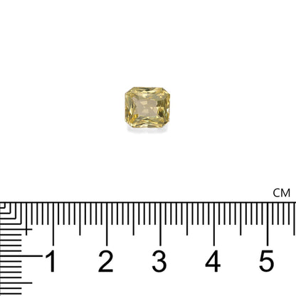 Un "Saphir Jaune · 3,03ct" jaune taille rectangulaire de Bonnot Paris est présenté sur un fond blanc avec un ruban à mesurer en dessous, indiquant la largeur de la pierre précieuse à environ 1,5 cm dans la plage de 0 à 6 cm.
