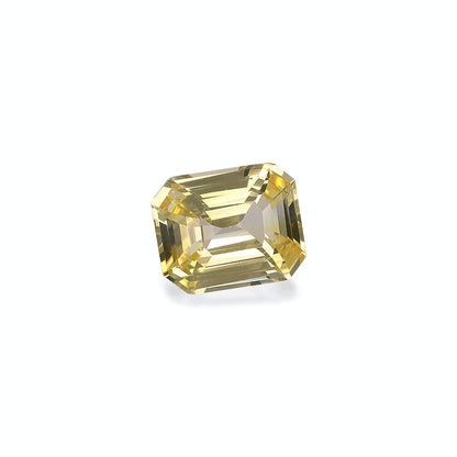 Une pierre précieuse taille émeraude Saphir Jaune de 3,06 ct aux bords biseautés de Bonnot Paris est présentée sur un fond blanc uni.