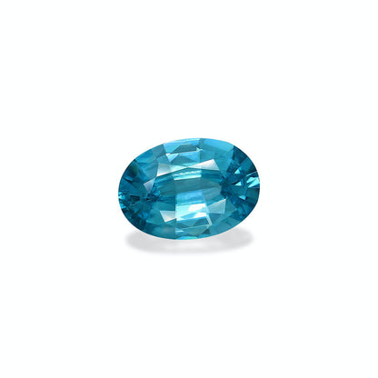 Le Zircon Bleu de Bonnot Paris est une pierre précieuse bleue de forme ovale de 5,79 ct aux facettes complexes, sertie sur un fond blanc uni, capturant et réfléchissant la lumière pour mettre en valeur sa teinte bleue vibrante et riche.