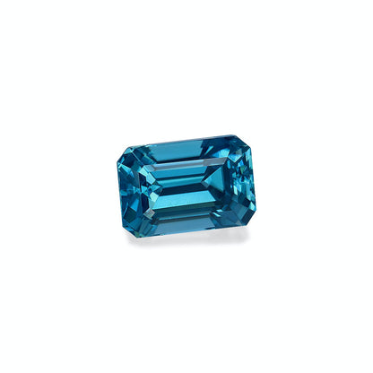 Un Zircon Bleu facetté taille émeraude de 4,29 carats signé Bonnot Paris est serti sur un fond blanc uni. Transparent, il présente des nuances d'un bleu profond, des arêtes nettes et des surfaces réfléchissantes qui soulignent son éclat et sa clarté.