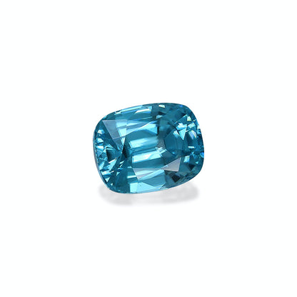 Le Zircon Bleu · 5,29 carats de Bonnot Paris est une pierre précieuse bleue taille coussin à la surface facettée et réfléchissante, sertie sur un fond blanc uni. Ses différentes nuances de bleu lui confèrent profondeur et brillance.