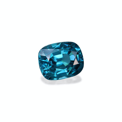 Le Zircon Bleu Bonnot Paris · 7,58 ct est une pierre précieuse bleu foncé à facettes, taille coussin, qui reflète magnifiquement la lumière, présentant un jeu de couleurs vibrant sur un fond blanc uni.