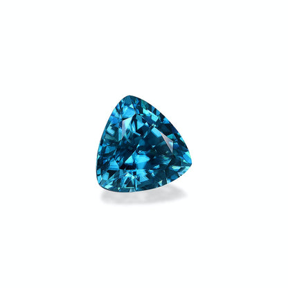 Le Zircon Bleu Bonnot Paris · 7,96 ct, une pierre précieuse à facettes triangulaires bleues, scintille sur un fond blanc uni, reflétant des motifs lumineux complexes.