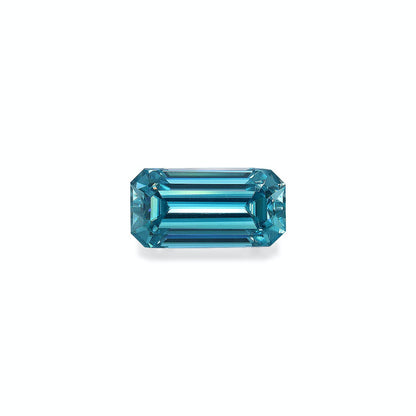 Le Zircon Bleu · 4,75 ct de Bonnot Paris est une pierre précieuse bleue facettée, taille émeraude, de forme rectangulaire allongée et aux coins biseautés, présentée sur un fond blanc uni pour plus de clarté et de brillance réfléchissante.