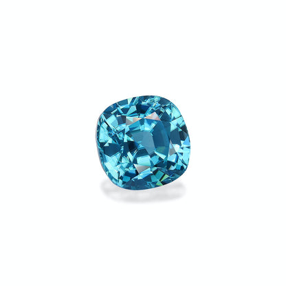 Le Zircon Bleu 8 carats de Bonnot Paris est une pierre taille coussin d'un bleu vif et profond qui scintille grâce à ses facettes complexes. Serti sur un fond blanc uni, il met en valeur la clarté et la couleur vibrante de la pierre.