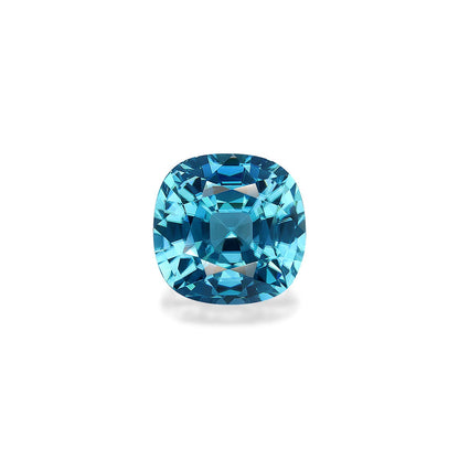 Le Zircon Bleu · 8 carats de Bonnot Paris est une pierre précieuse taille coussin aux facettes complexes, reflétant la lumière sur un fond blanc uni. Sa couleur bleue éclatante rehausse son éclat et sa clarté.