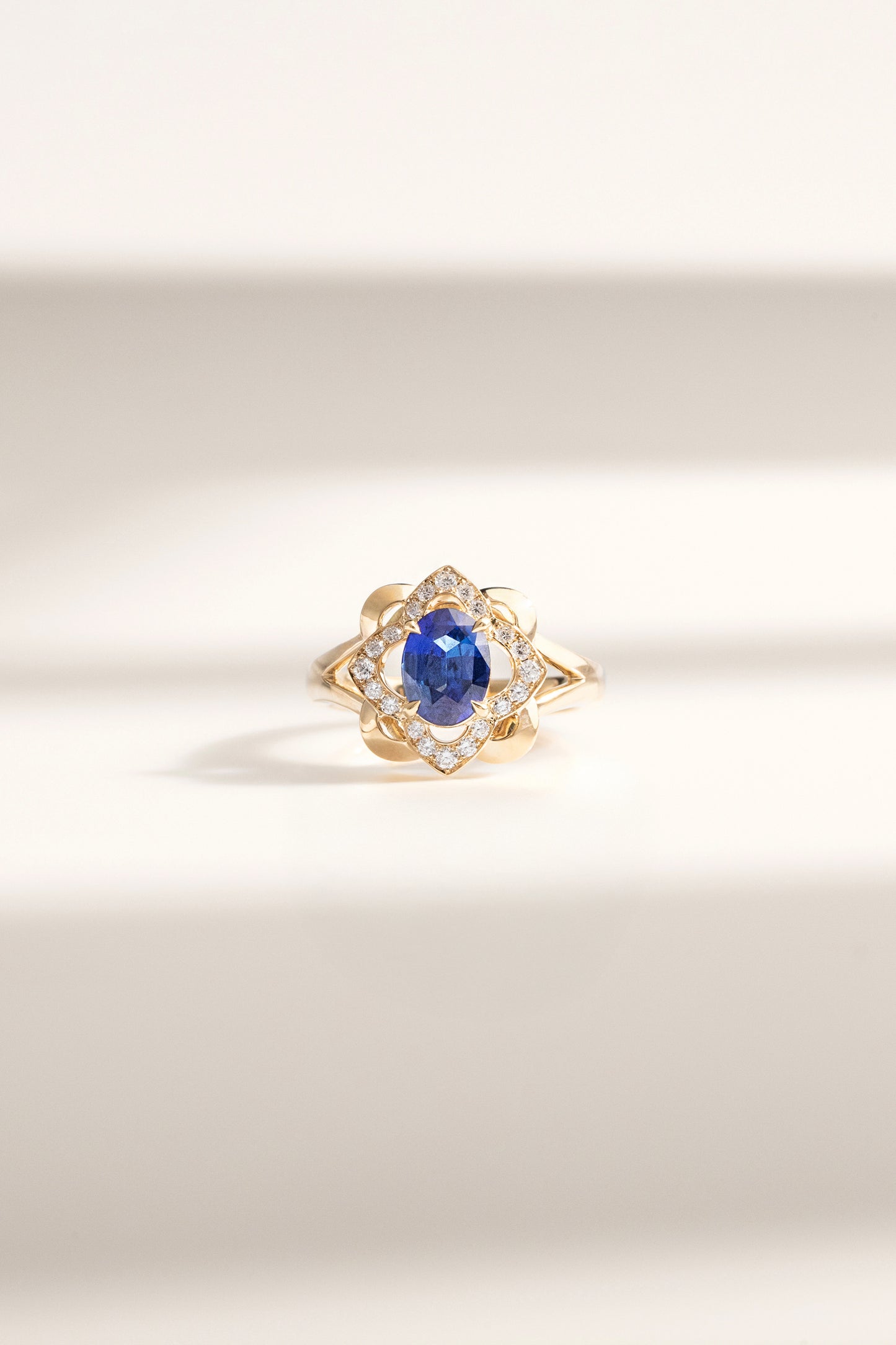 bague saphir bleu diamants or jaune