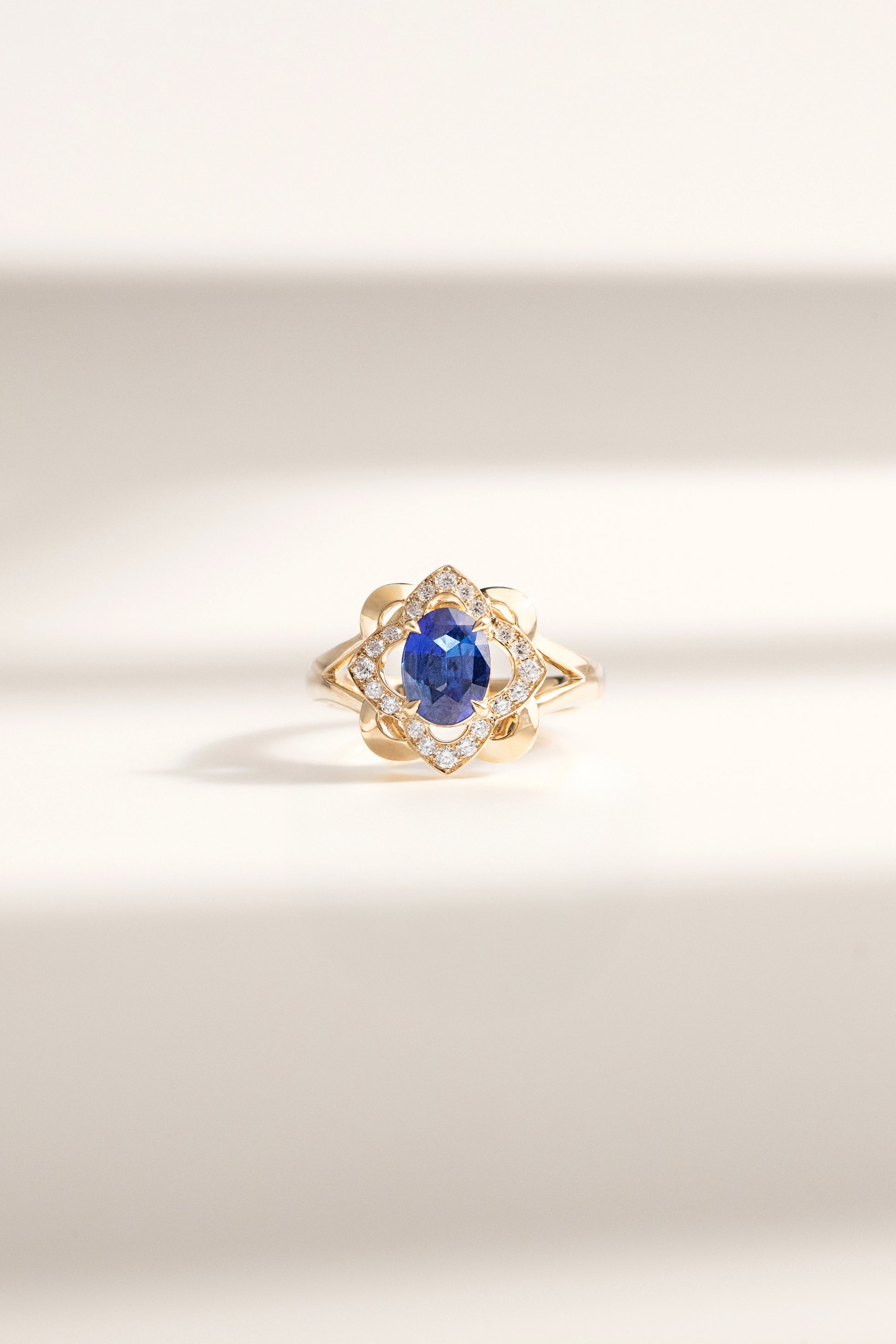 bague saphir bleu diamants or jaune