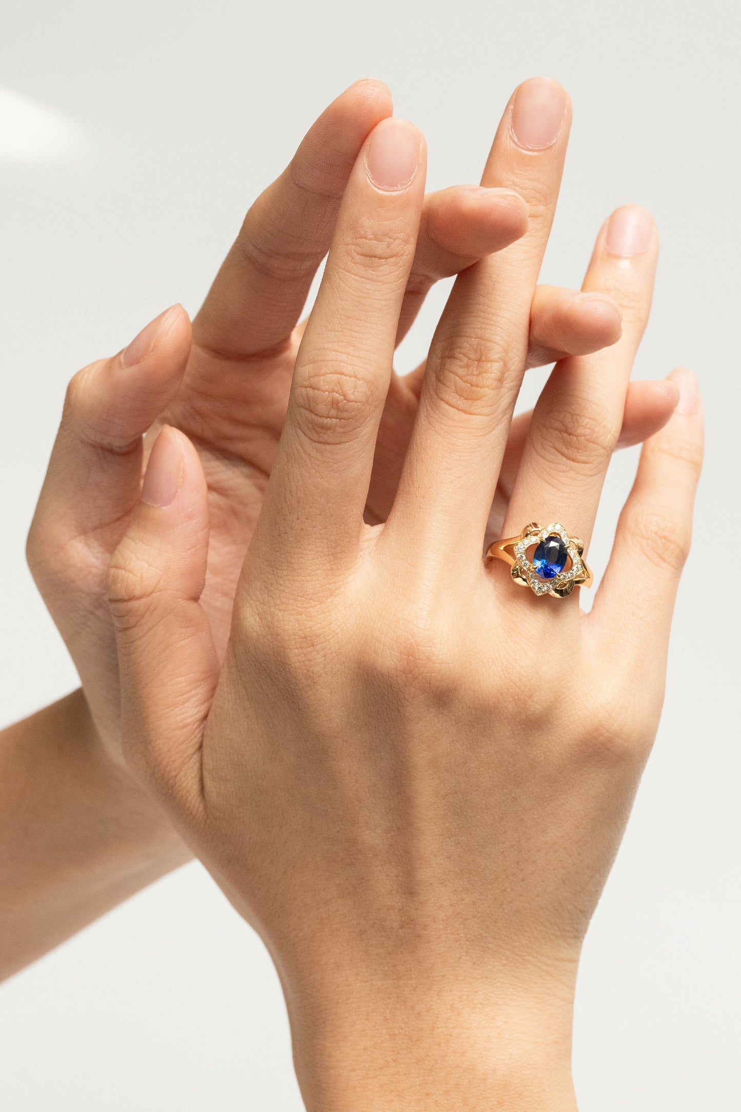 bague saphir bleu diamants or jaune