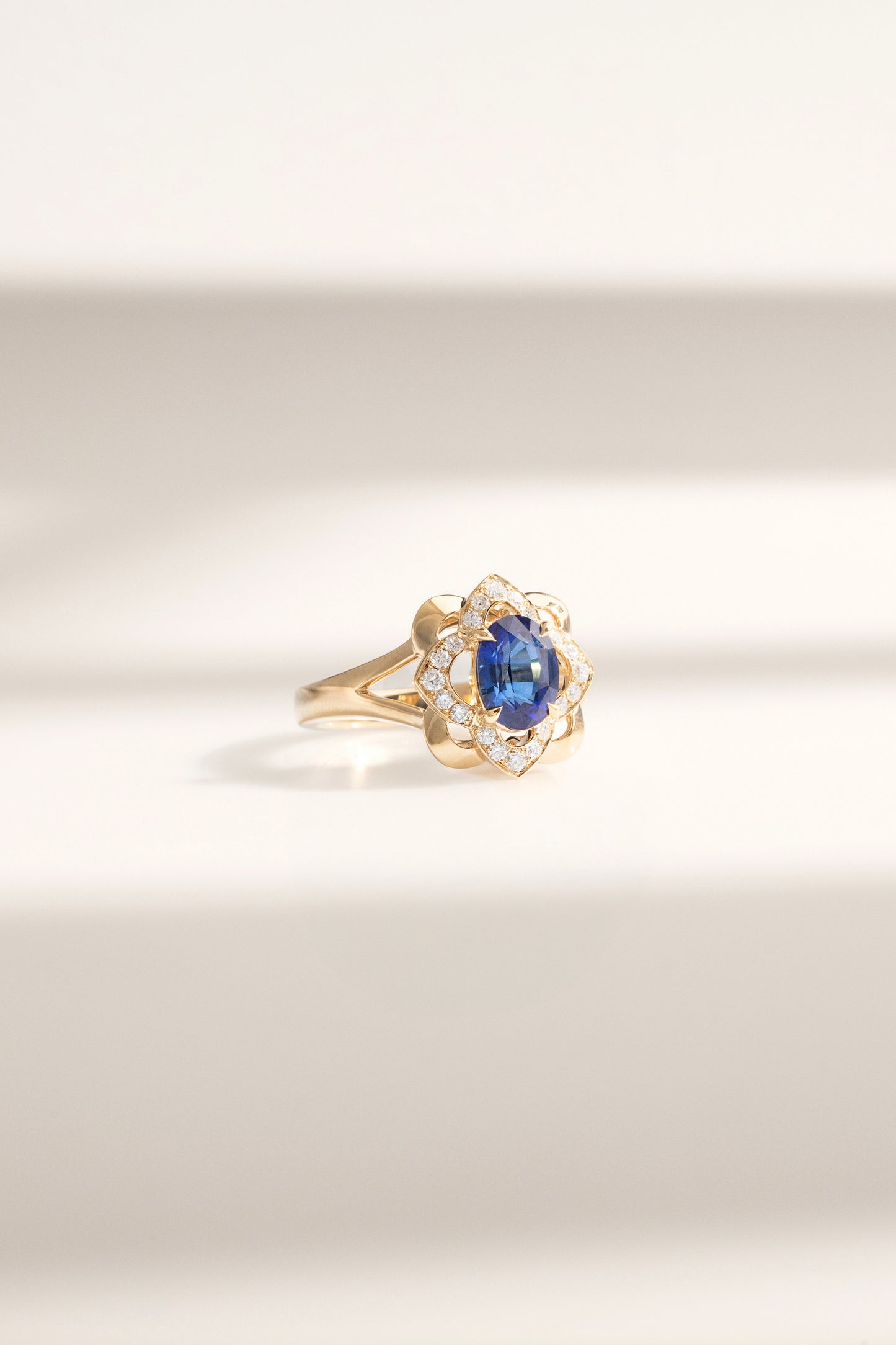 bague saphir bleu diamants or jaune