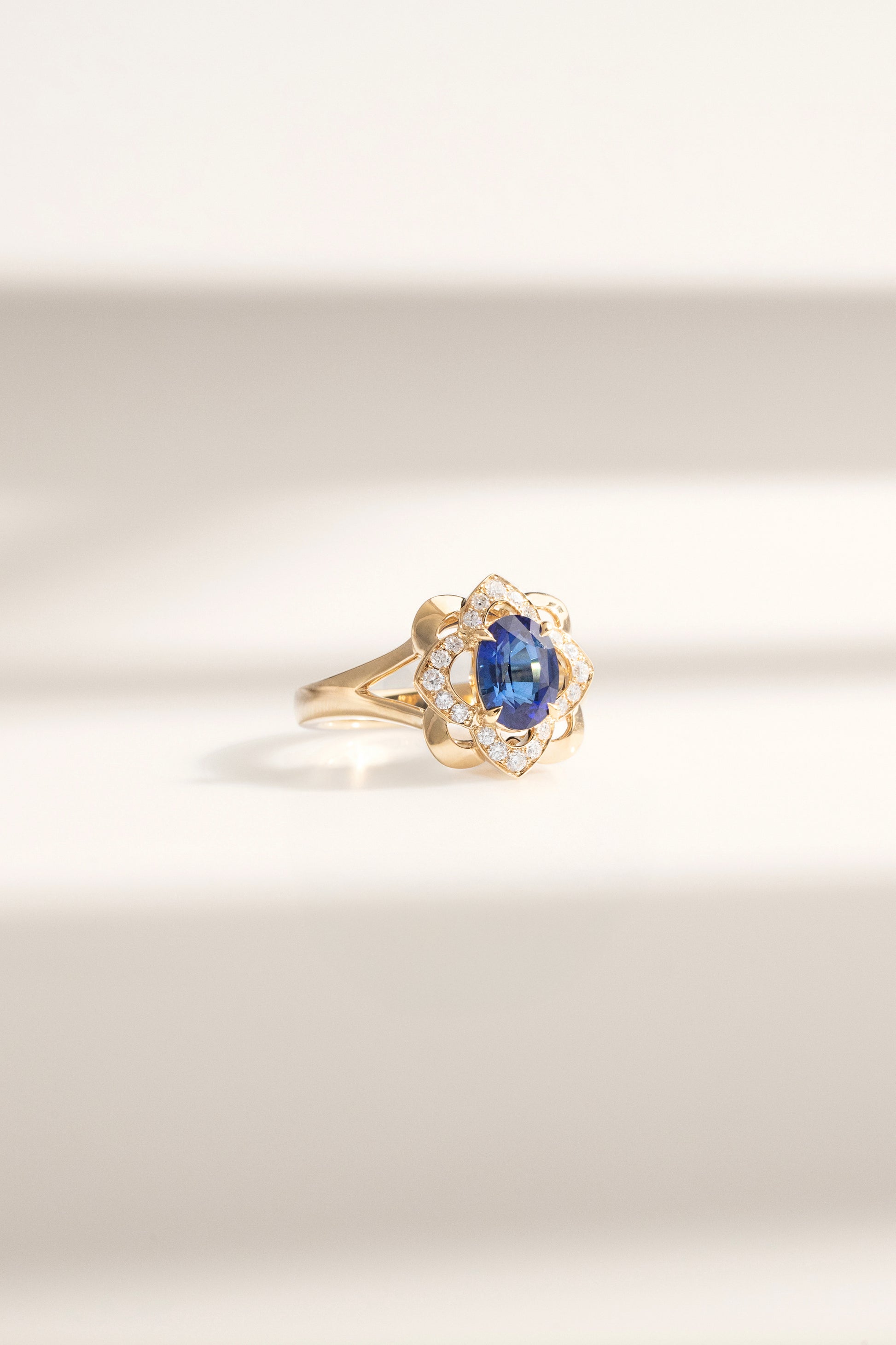 bague saphir bleu diamants or jaune