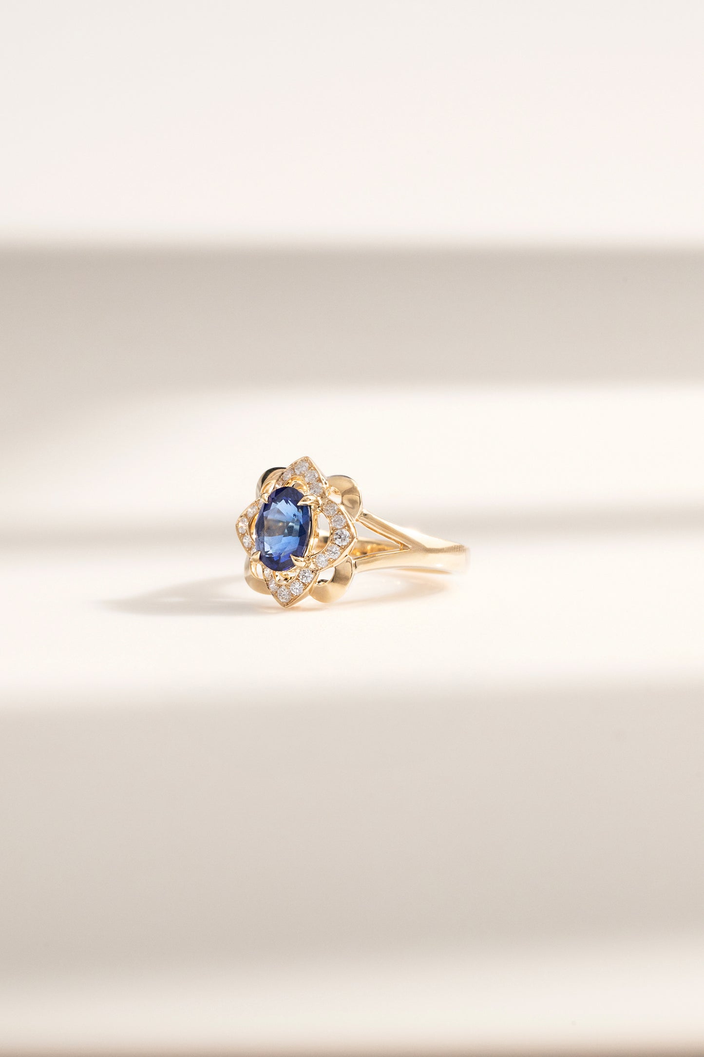 bague saphir bleu diamants or jaune