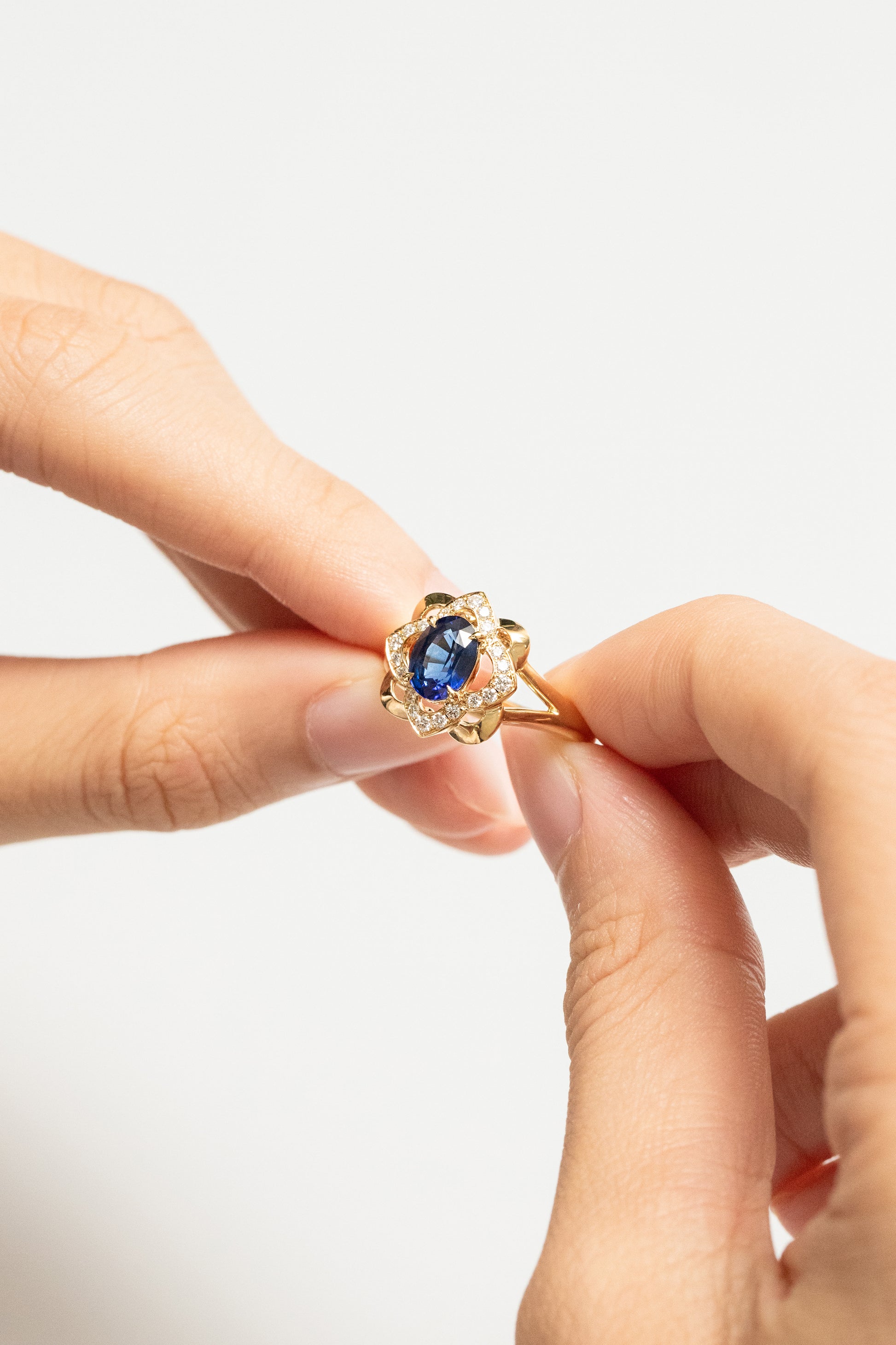 bague saphir bleu diamants or jaune