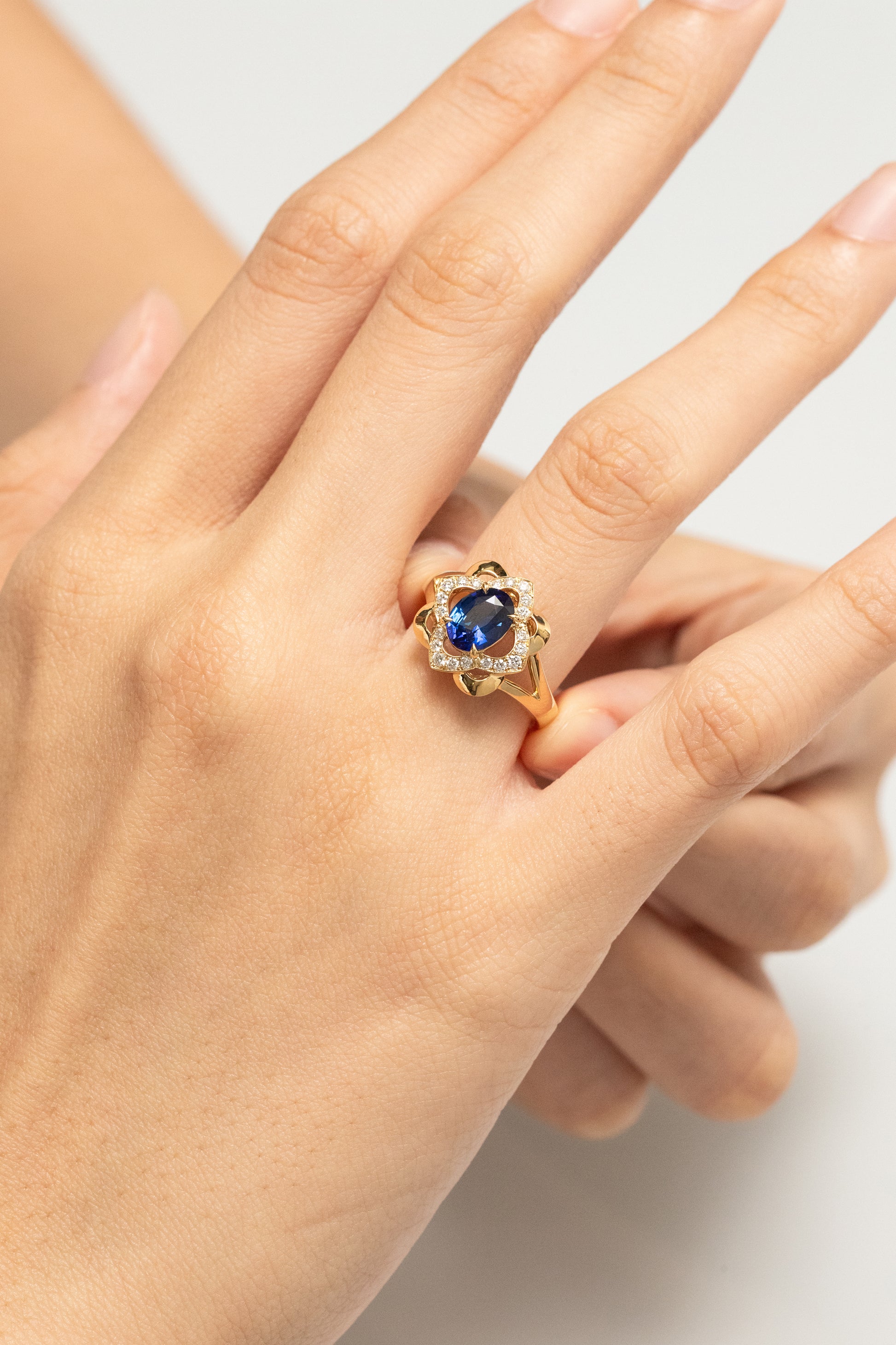 bague saphir bleu diamants or jaune