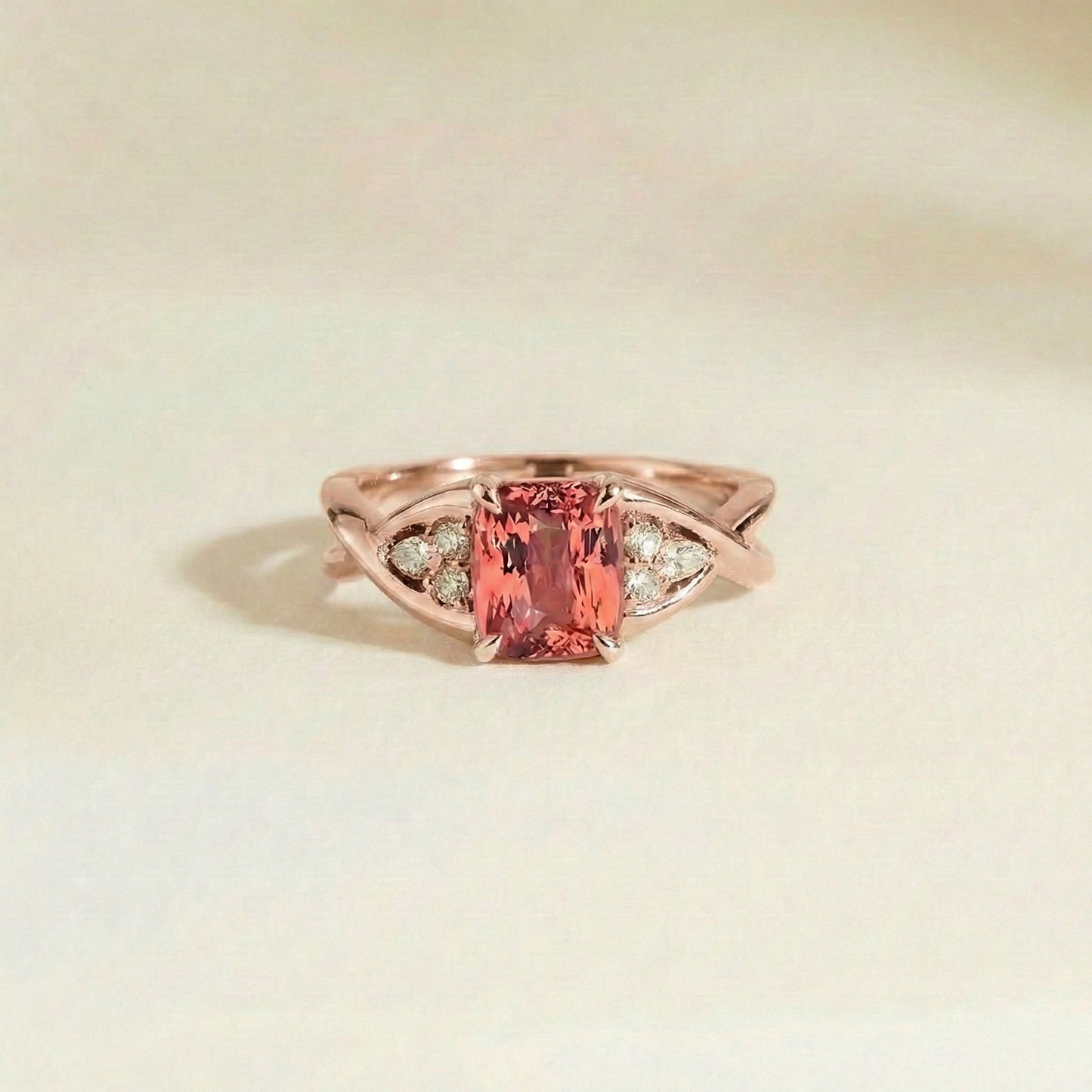 Anel Safira Padparadscha Moderno - vista em escala | Joalheria Bonnot Paris — Bonnot Paris