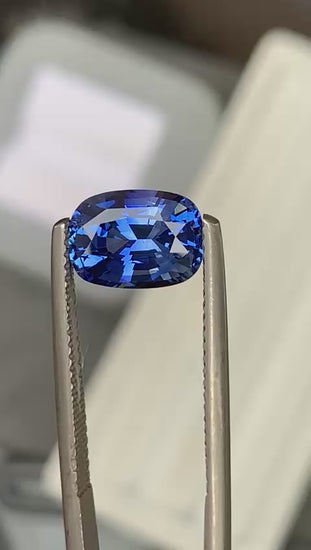 saphir-bleu-coussin allongé-3-06ct-video-1