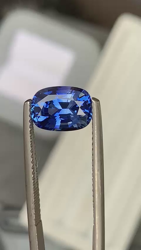 saphir-bleu-coussin allongé-3-06ct-video-1