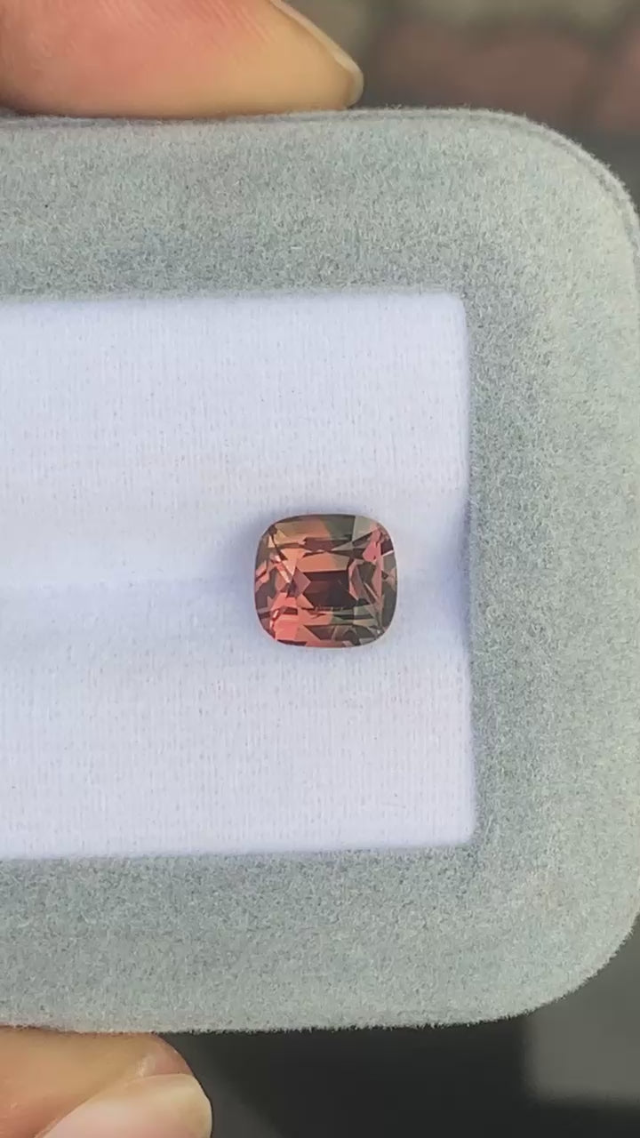 saphir-bicolore-coussin-3-52ct-video-2