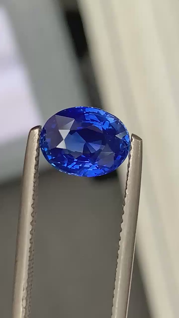 cornflower blue sapphire oval 2,50ct video 2