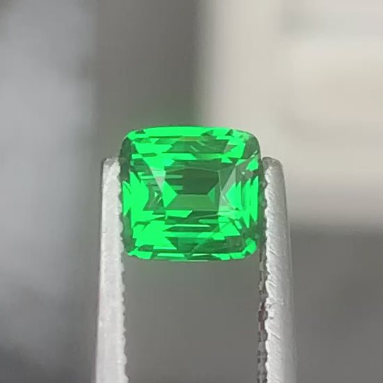 tsavorite-coussin-carré-1-06ct-video-1