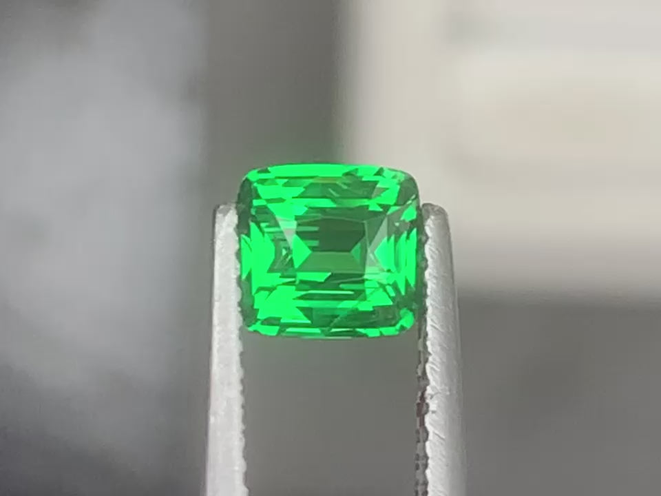 tsavorite-coussin-carré-1-06ct-video-1