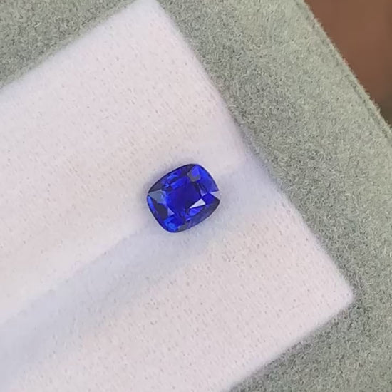 saphir-bleu-coussin-1-05ct-video-2