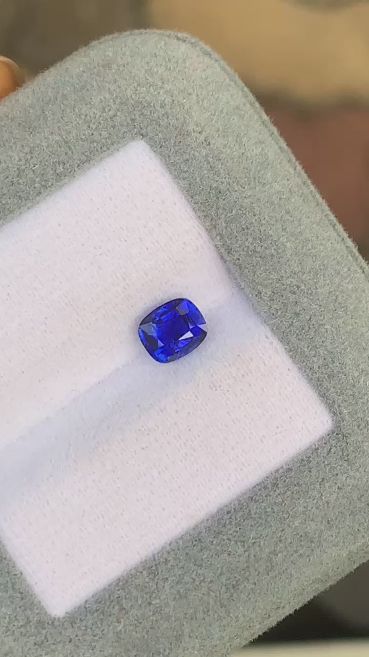 saphir-bleu-coussin-1-05ct-video-2